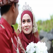 makeup pengantin, pelamin, busana pengantin, katering dan sewaan peralatan perkahwinan.